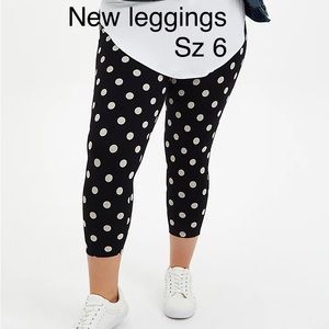 Torrid crop leggings Sz 6 (NWT)